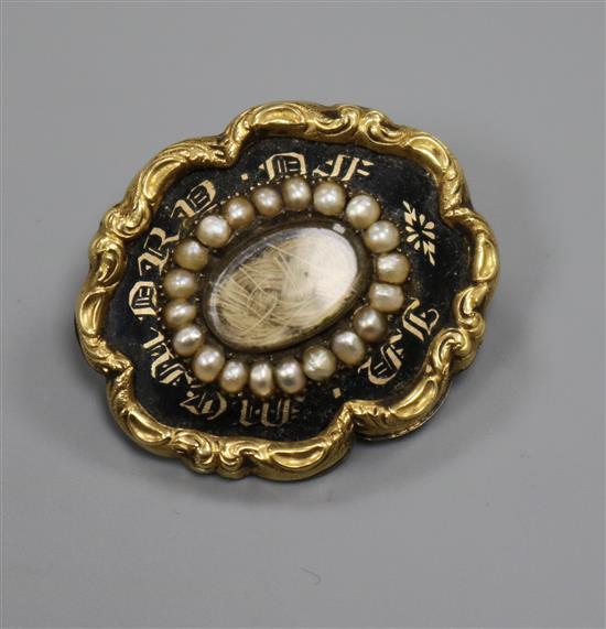 An early Victorian yellow metal, black enamel and seed pearl set mourning brooch, 26mm.